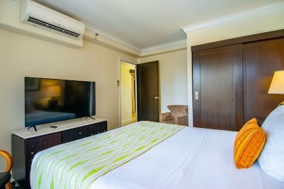 パーシャルオーシャンビュールーム(ベッドルーム2室)(バス1室) リージェンシー オン ビーチウォーク ワイキキ by アウトリガーの写真