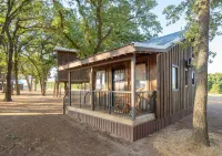 The Goldfinch Cabin 15 Min to Magnolia Baylor فنادق في McLennan County