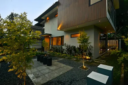 Villa Amethyst KB-5 Lembang 4 Bedrooms with Private Pool Отели рядом с достопримечательностью «Taman Kupu-Kupu Cihanjuang»