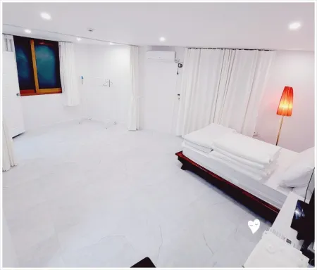 Gangneung Seaside Pension Отели рядом с достопримечательностью «Джумунджин- Бич»