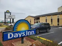 Days Inn by Wyndham Lawton - parking