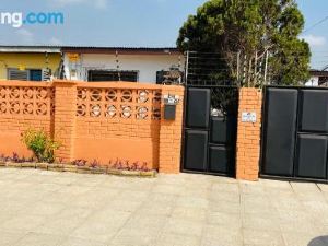 Charming 2-Bed House in Tema