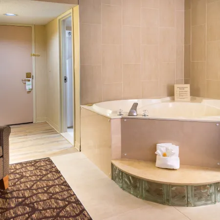 Holiday Inn & Suites WARREN by IHG