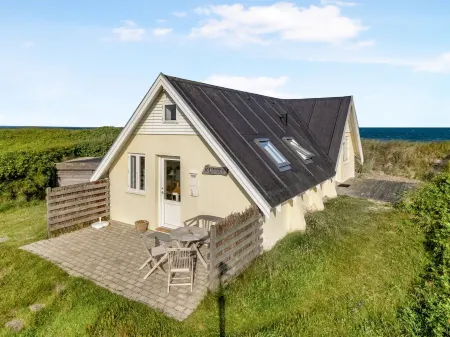 "Ebba" - 25m from the Sea Отели в г. Frostrup