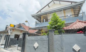 Bintang Khanida Syari'ah