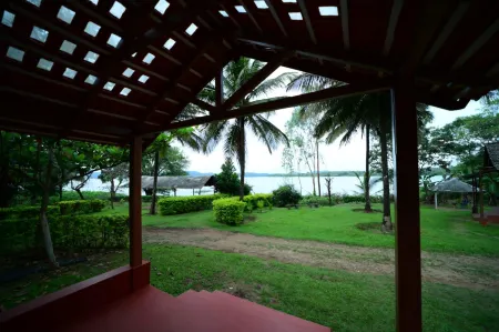 Prakruth Backwater Stay by Lazo , Coorg Отели рядом с достопримечательностью «Намдролинг Монастери»