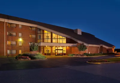 Sonesta Simply Suites Memphis East Poplar Pike ​ Hotels near University of Memphis