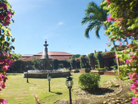 Fort Ilocandia Resort Hotel Отели рядом с достопримечательностью «Парк Батак Мини»