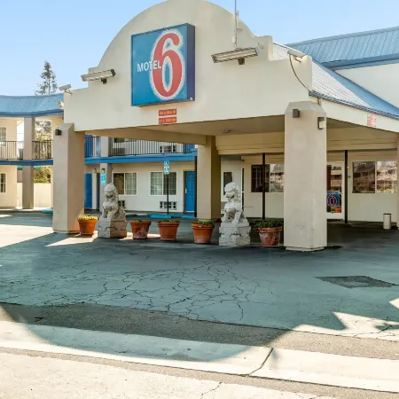 Motel 6 Visalia, CA