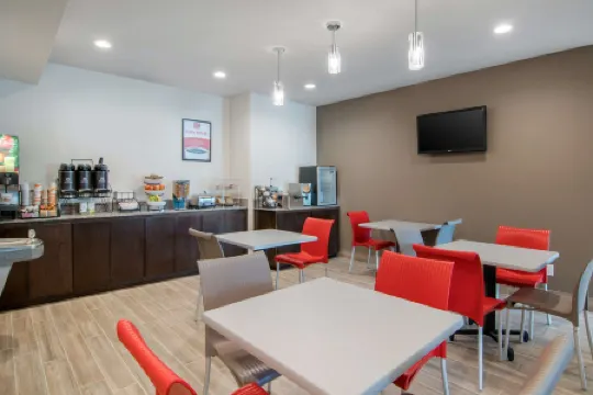 Econo Lodge Inn & Suites