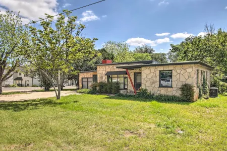 Retro Updated Blanco Abode - Steps to Main Street!