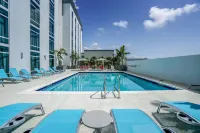 Hotel Dello Fort Lauderdale Airport, Tapestry Collection by Hilton - Swimmingpools