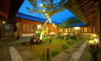 Jeonju Hanok Maeul Sarang Namu Hanok Pension