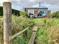 4Pers. House w Sauna, Winter Garden & Fishing Pier in Front of the Lauwersmeer Hotels in der Nähe von De Eendragt