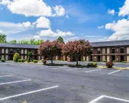 Super 8 by Wyndham Sandusky Hotels near Skyhawk