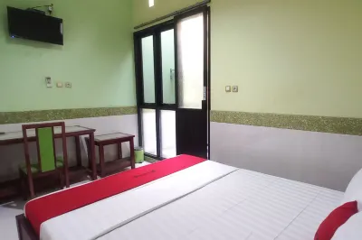 RedDoorz Syariah near Bypass Krian Hotel dekat Pasar krian lama