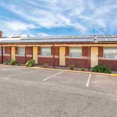 Quality Inn Railway Motel Hotel Exterior