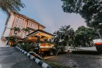Arion Suites Hotel Hotel dekat Borma Toserba Dakota