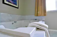 Travelodge by Wyndham Golden Sportsman Lodge - Hot Tub