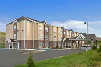 Microtel Inn & Suites by Wyndham Washington/Meadow Lands - Parkplatz