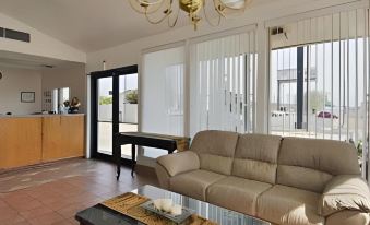 Super 8 by Wyndham San Marcos