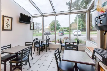 Days Inn by Wyndham Holland