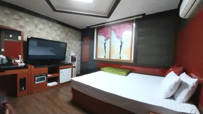 Sichuan Phoenix Hotels near Sacheon Airport