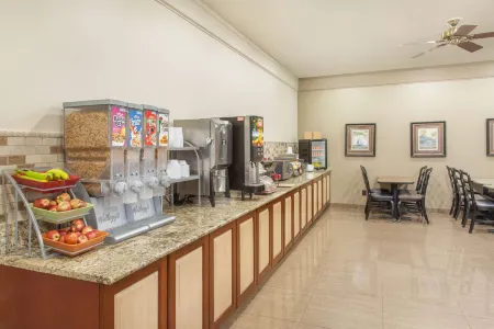 Hawthorn Extended Stay by Wyndham Bloomington Отели в г. Блумингтон