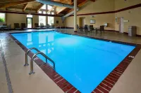 Quality Inn & Suites Lawrence - University Area - Pool