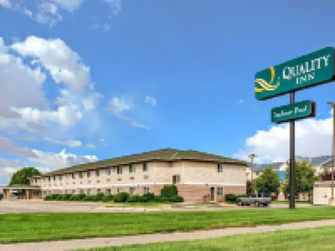 クオリティ イン & スイーツ マンカト イースト マンケートーのホテル