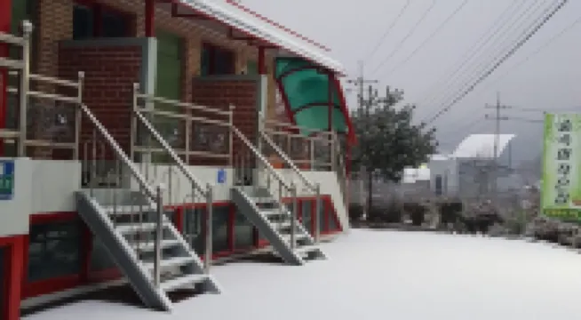 สมอล เฮาส์ วูด โรงแรมใกล้สวนหยก