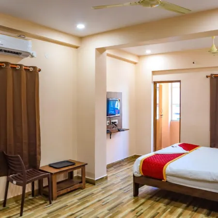 Hotel Radha Krishna Отели рядом с достопримечательностью «Район Даба-Гарденс»