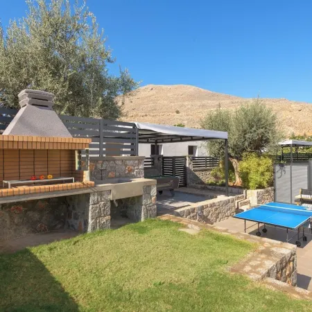 Lambis Studios & Apartments