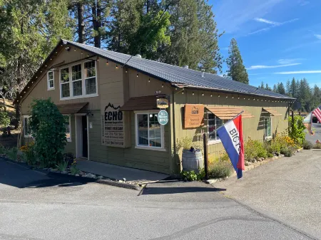 Yosemite Basecamp Отели рядом с достопримечательностью «Groveland Yosemite Gateway Museum»