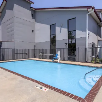 Red Roof Inn & Suites Clinton, MS