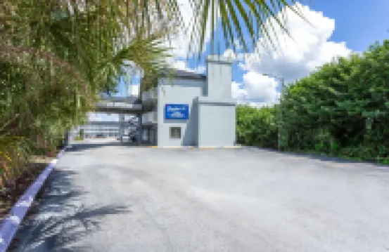 Howard Johnson by Wyndham Orlando Lake Buena Vista South Hotels near The Loop