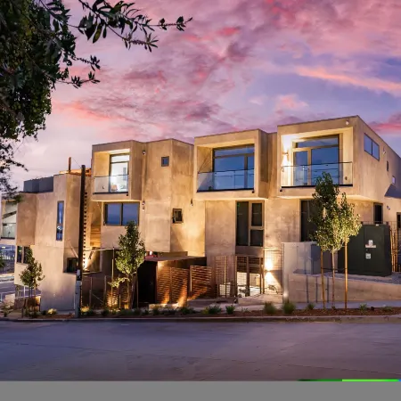City24 Condo Hotel Little Italy Mission Hills Отели рядом с достопримечательностью «Музей Железнодорожных Моделей»