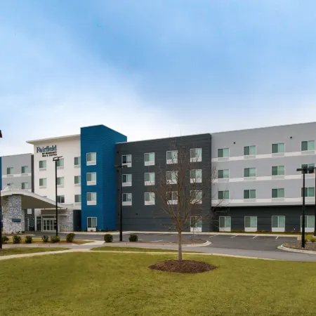 Fairfield Inn & Suites Charlotte University Research Park Отели рядом с достопримечательностью «Торговый центр Tryon»