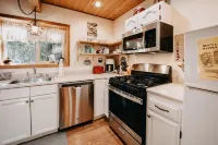 Snowline Cabin #4 - A Pet-Friendly Cedar Cabin with a Private Outdoor Hot Tub!