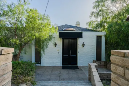 Stunning Views Retro House with Pool/Spa