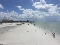 Drift Inn A, Heated Pool, Beach and Amenities, 2-3 min walk.