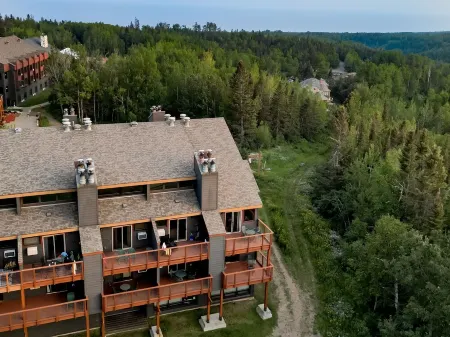 Ski-in/Ski-Out Lutsen Mnt Condo w/ Whirlpool, Fireplace, Resort Pool, & Hot Tub