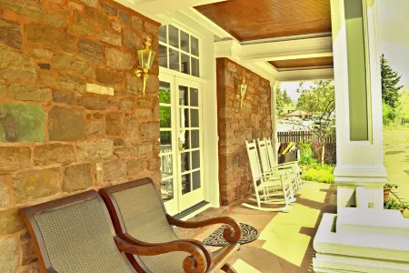 The Heart of Manitou Springs. Award-winning. Luxurious. Romantic. 2nd Floor East Отели в г. Маниту Спрингс