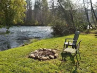 Cozy Cottage right on the McKenzie River!