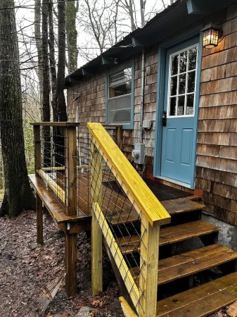 Blue Door Bungalow of Highlands Отели рядом с достопримечательностью «Трейлхед фор Йеллоу Маунтин Трейл»