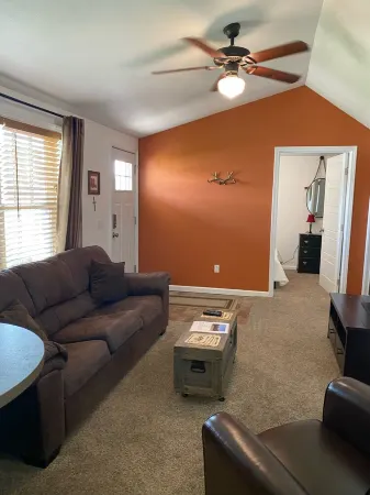 Mama Bear Cottage (Downtown Cody)