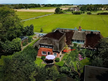 An oasis of well-being under thatch in idyllic and quiet Morsum