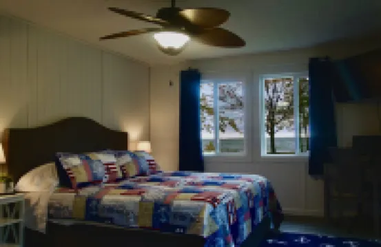 3Br Cabin on the Lake with Sandy Beach, Kayaks, Docks and Firepit
