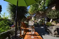 SUNNY & SPACIOUS 2BD CONDO - AC - GAS FIREPLACE - 5 STAR RATINGS