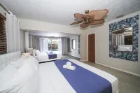 Paradise House 12 guest, private pool, 2 miles from white sand beach Hotel dekat Monty Andrews Arboretum @ West Blalock Park